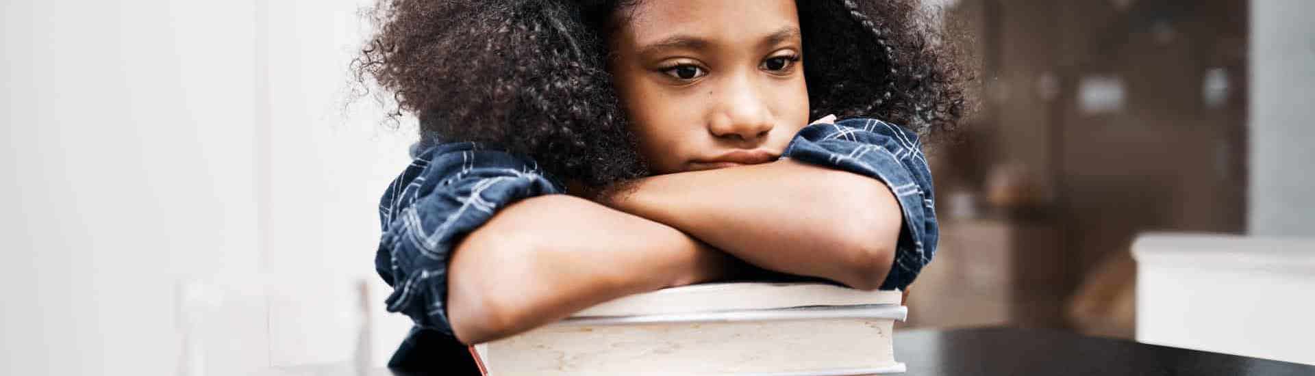 Kind bij studieboeken: Leer- en ontwikkelingsstoornissen