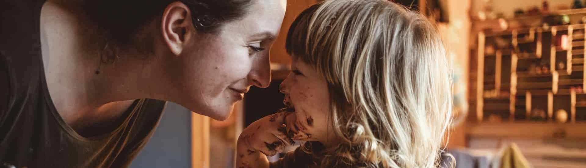 Mama en peuter in de keuken: ikke doen!