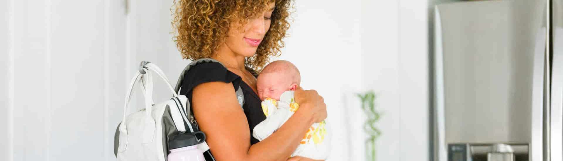 Mama met baby en verzorgingstas