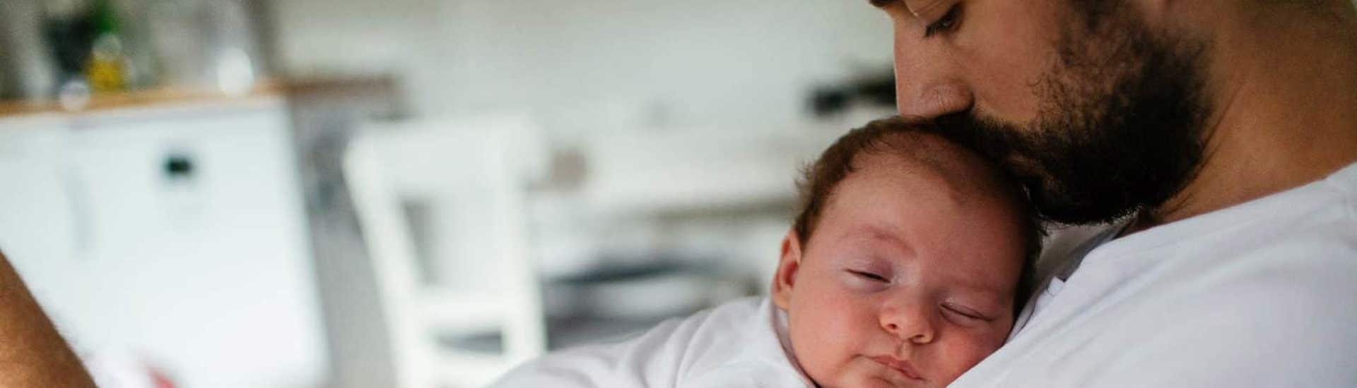 Papa knuffelt baby: niets dan voordelen