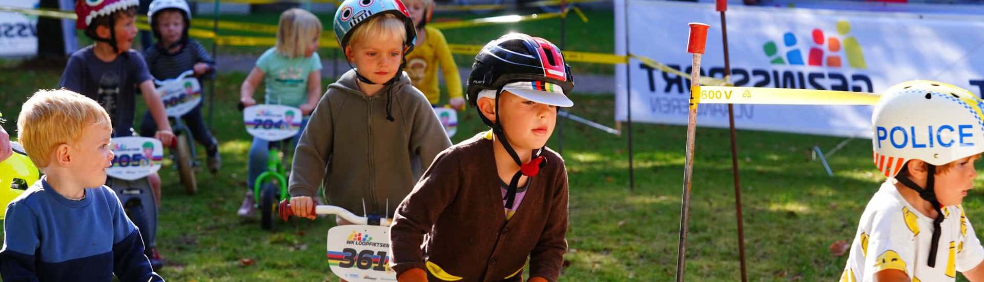 Kinderen leren fietsen met loopfietsen