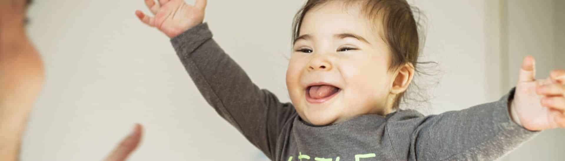 Blije baby leert praten