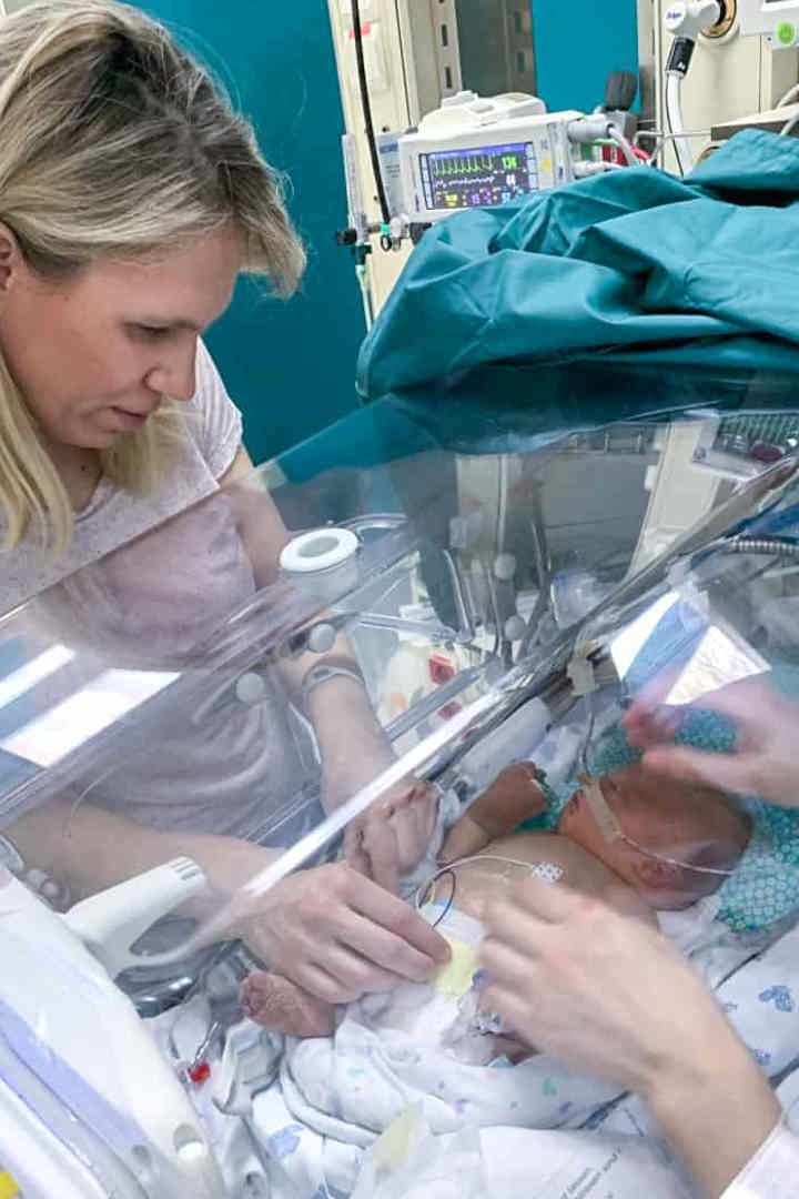 Mama Ruth kijkt naar premature baby Liz in couveuse