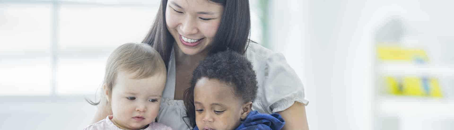 Babysit leest boek met peuters: over respijtdagen in de kinderopvang