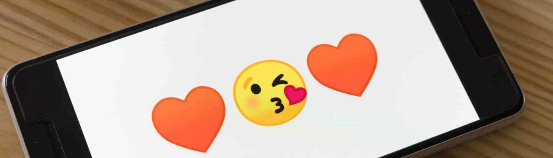 Smartphone met hart-emoji's: het abc van seksule opvoeding