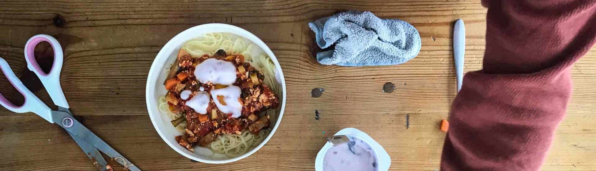 Spaghetti met yoghurt: laat je jouw kind spelen met eten?