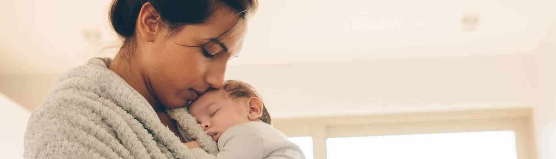 Mama knuffelt baby: 10 gevolgen voor je lichaam na de bevalling