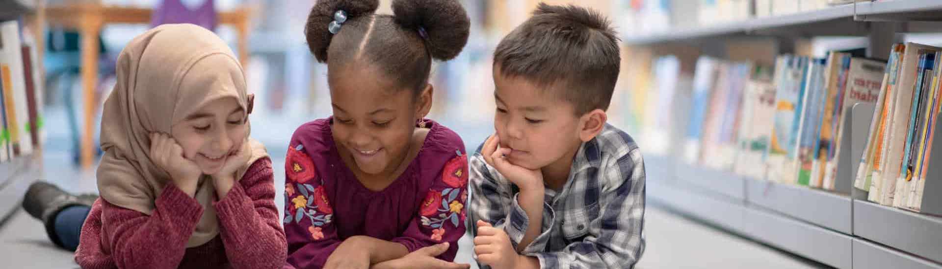 Kinderen met diversiteit lezen samen kinderboek