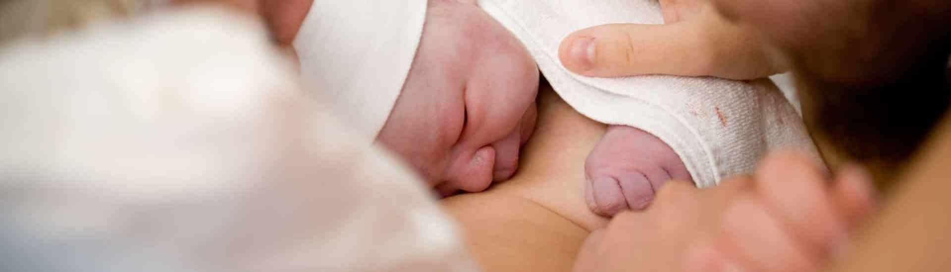 Baby geniet van huid-op-huidcontact bij mama en papa