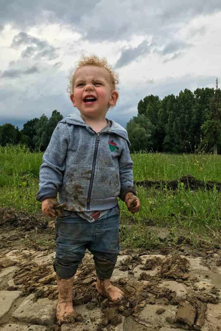 Kind op blotevoetenpad