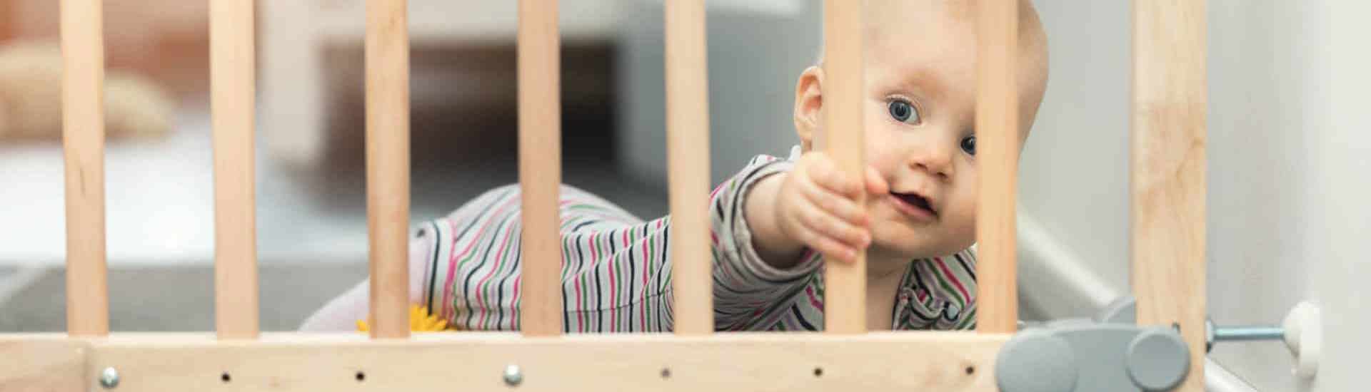 Baby zit achter babyhekje: zo maak je jouw huis babyproof