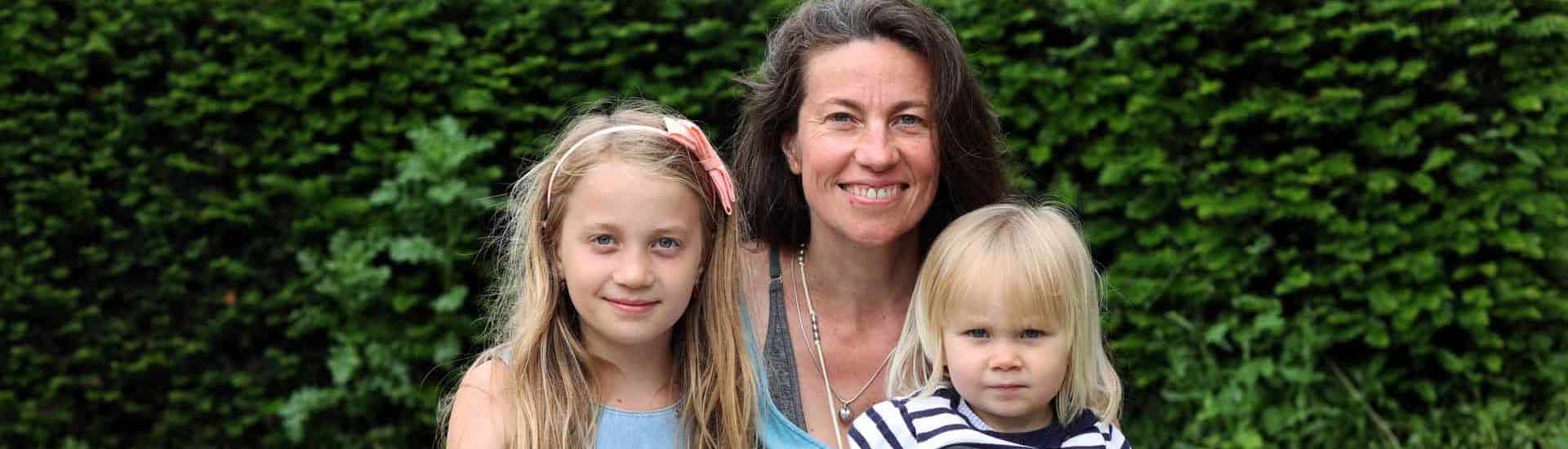 Mama en nieuwkomer Patricia met haar kinderen