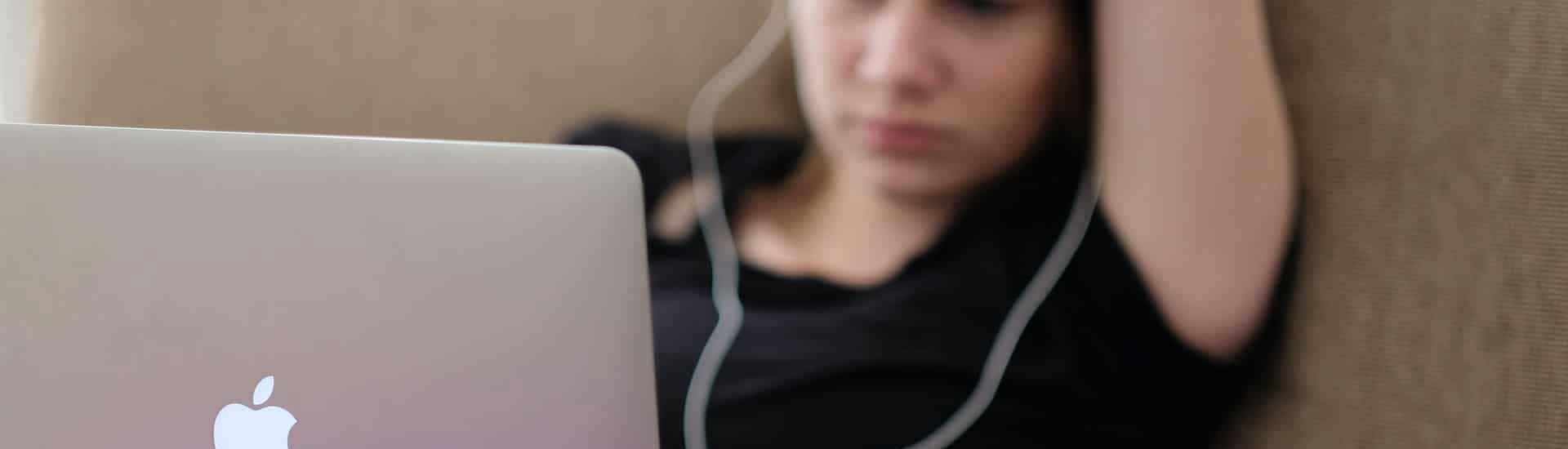 Tiener zit op computer: internety en privacy van kinderen