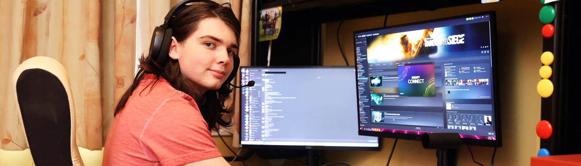 Wolf zit achter computer en is verslaafd aan gamen