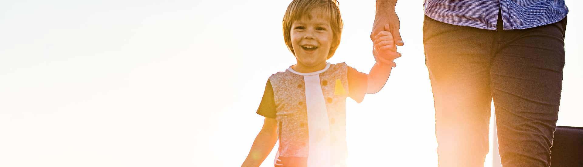 Kind met koffer wisselt van ouder bij scheiding