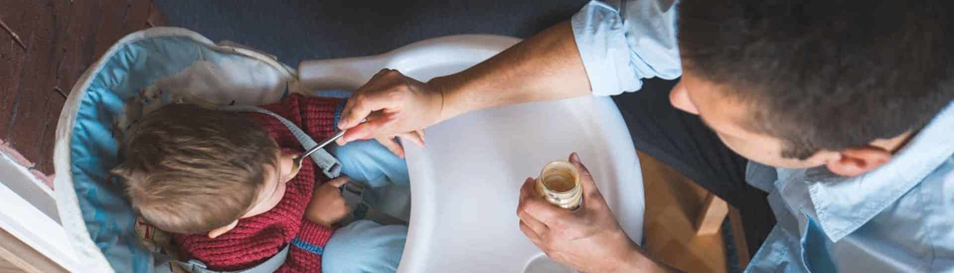 papa geeft kant-en-klare babyvoeding