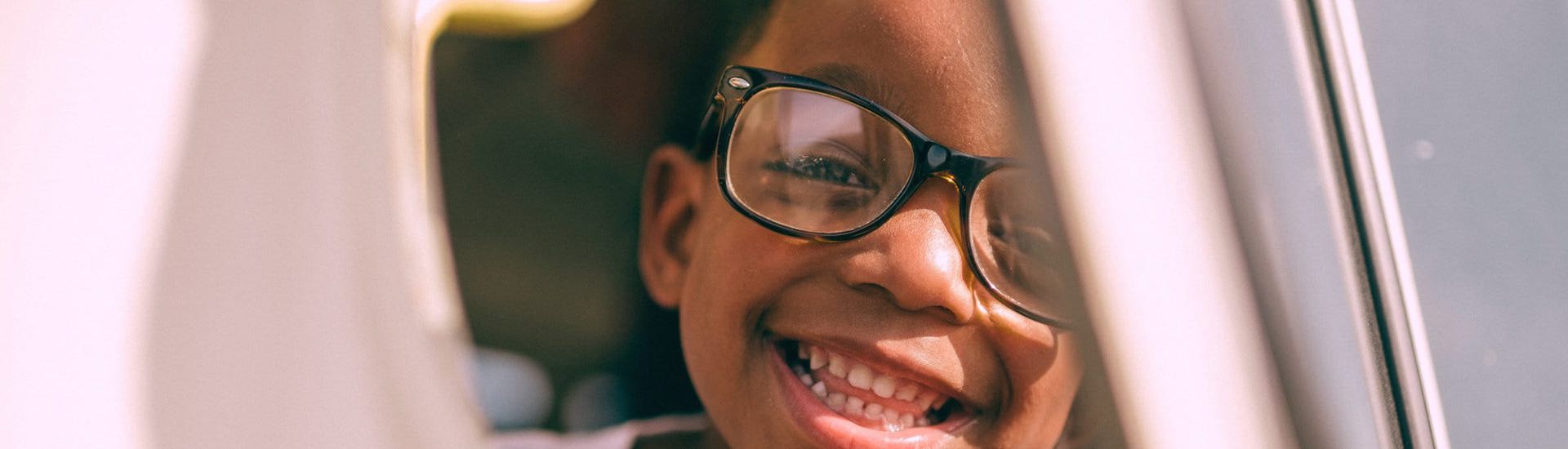 Kind met bril: Hoe herken je oogproblemen bij kinderen?