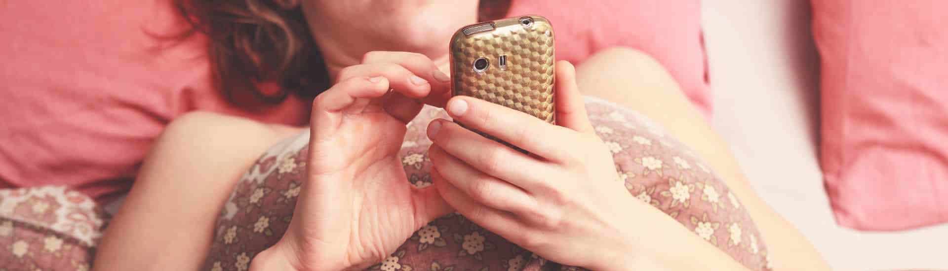 Tiener met gsm: over online relaties en seksualiteit