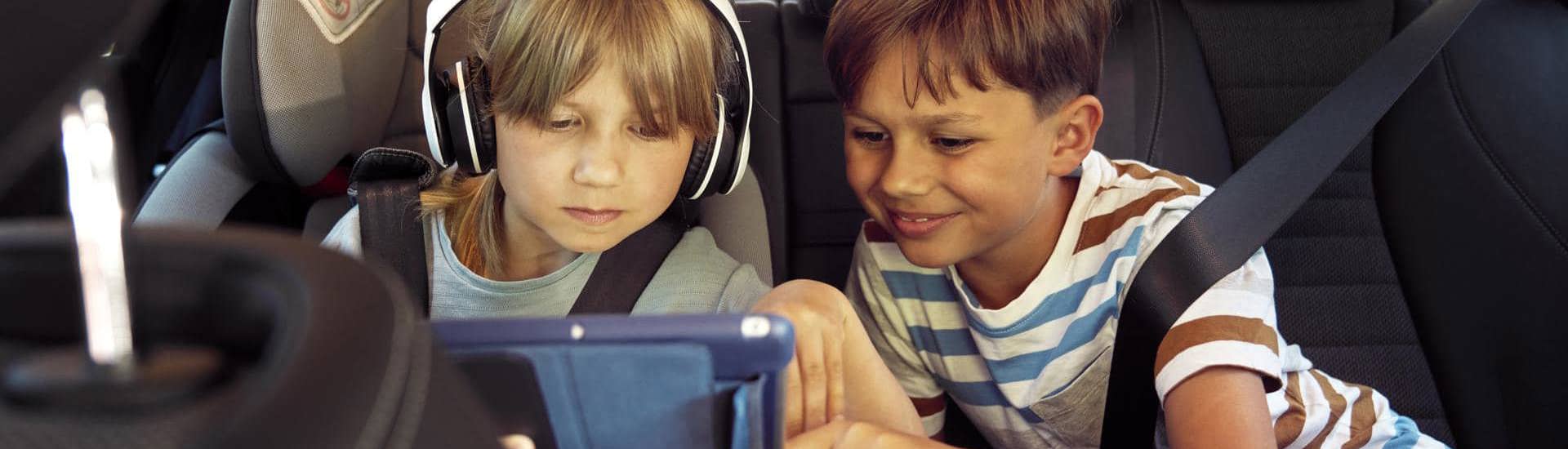 Jonge kinderen spelen op de tablet: zo voorkom je te veel schermtijd