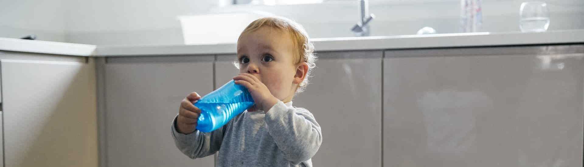 Peuter met drinkfles: pas op voor hormoonverstoorders
