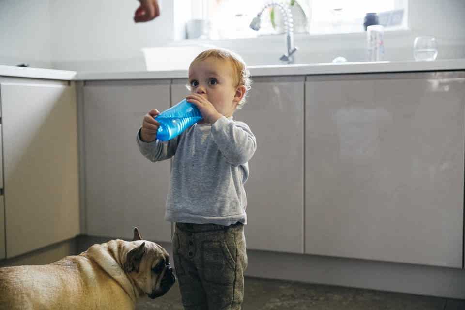 Peuter met drinkfles: pas op voor hormoonverstoorders