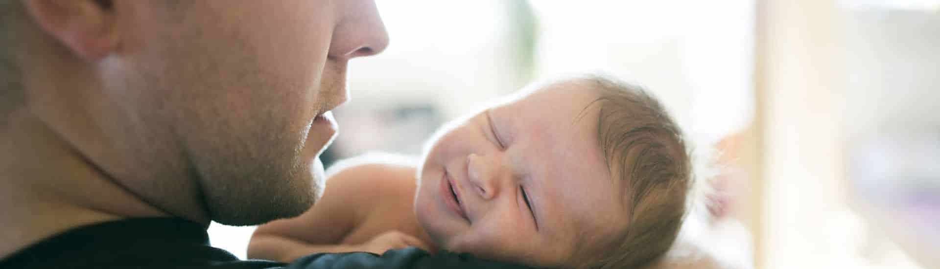 Jonge papa met baby: pas papa worden