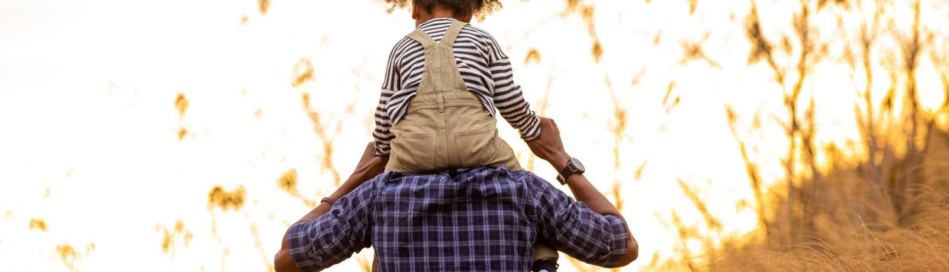Papa en dochter wandelen in veld: beïnvloedt ouderschapsverlof de vakantiedagen?