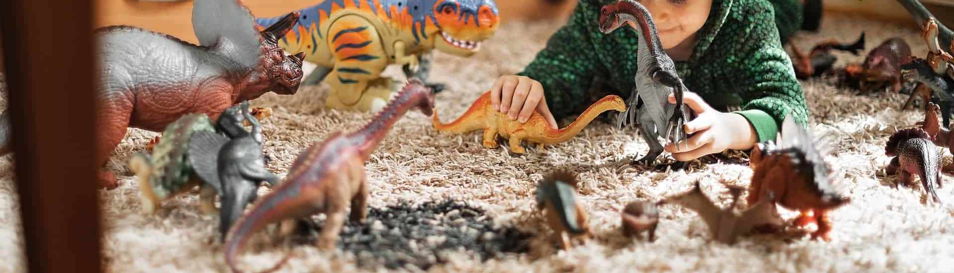 Kind speelt met dino's: cadeautips die geen speelgoed zijn 