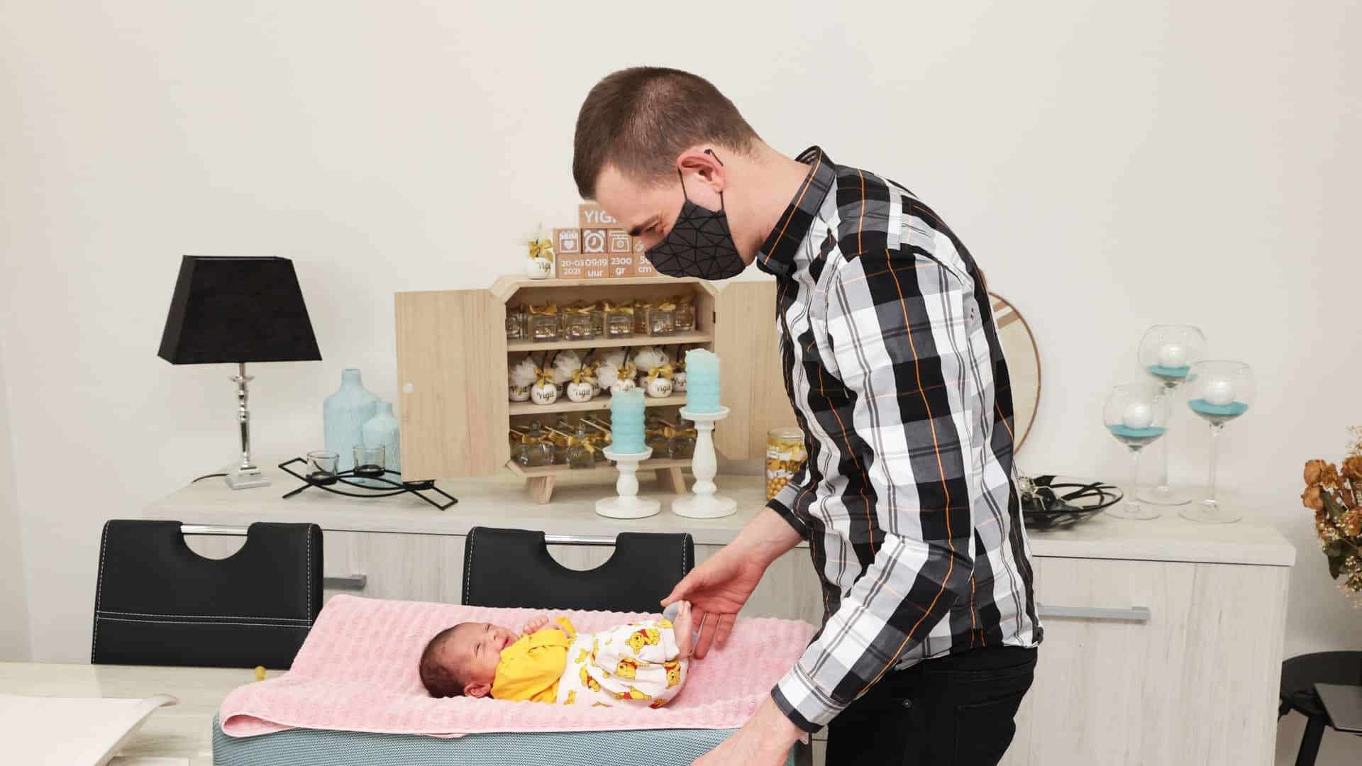 Vroedvrouw Jeroen verzorgt baby