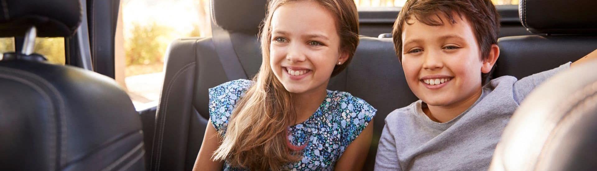 Jonge kinderen lachen in de auto