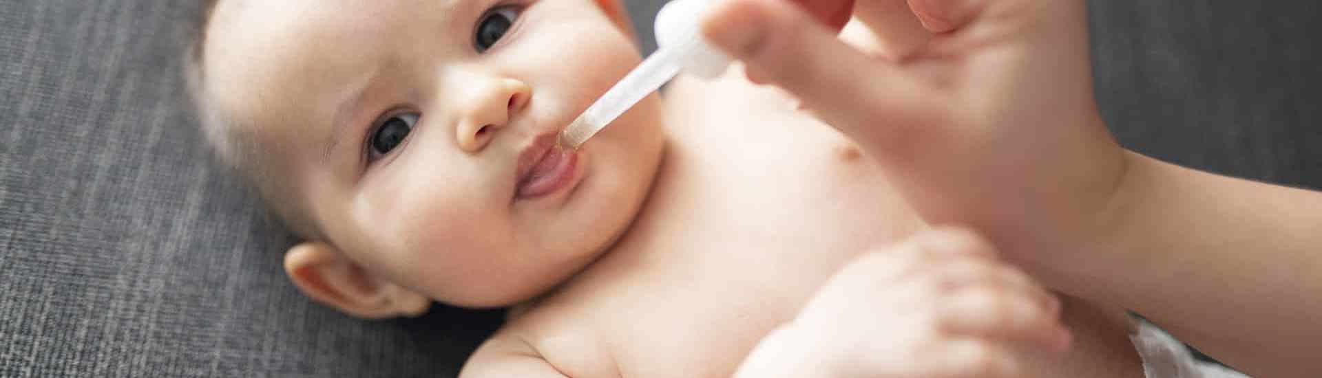 Baby met vitaminedruppels: het belang van vitamine D 