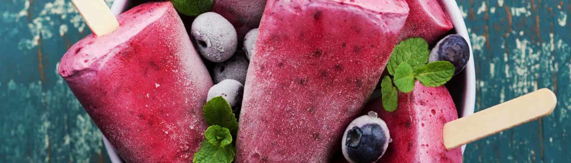 Zelfgemaakte waterijsjes van rood fruit