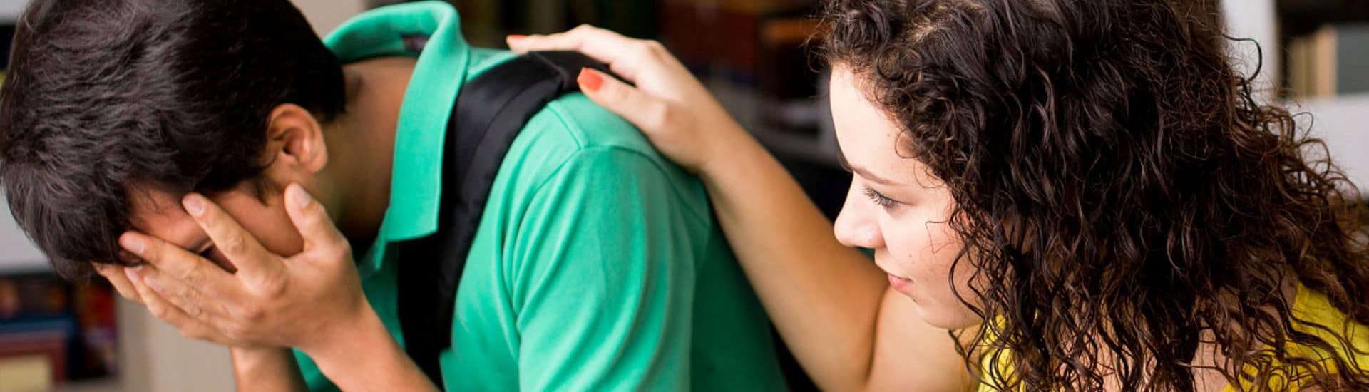 Ouder troost gepest kind: zo geef je het goede voorbeeld via opvoeding