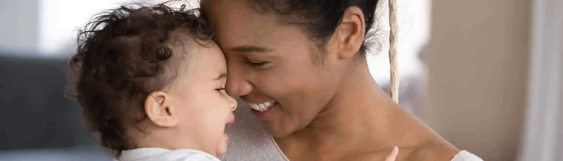 Blije mama met baby: ode aan het absurde moederschap