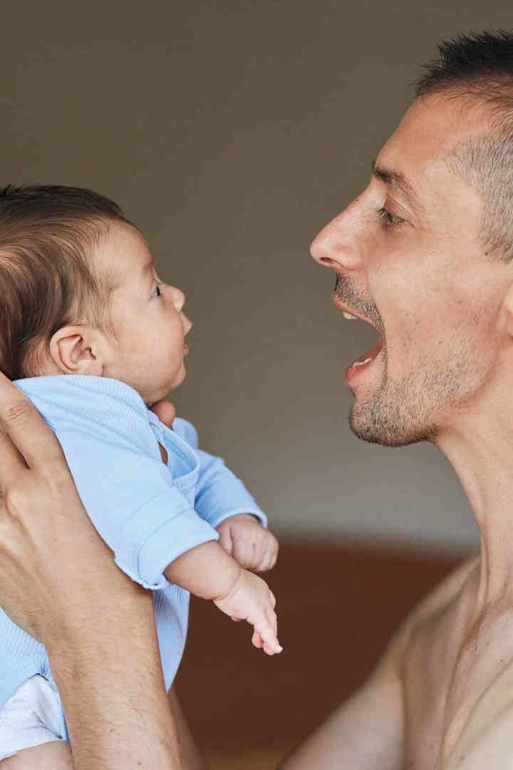 Papa en baby oefenen babytaal